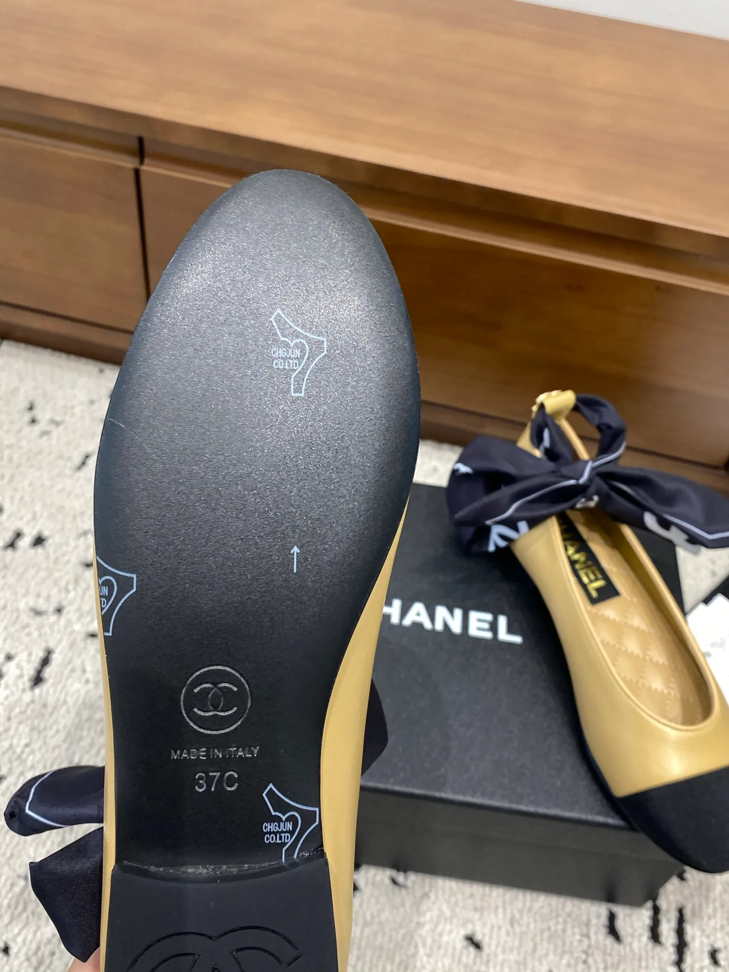 👟👟Ex-factory price 580👟👟 🍀CHANEL2026 early autumn new model, Mary Jane leather cover Chanel Xiaoxiang C home flat ribbon 🎀Comfortable ballet shoes Customized catwalk haute couture, simple yet sweet and playful Solid color fabric is refreshing and easy to wear Buckle design shoes are more heeling Upper: Customized sheepskin Inner foot pad: sheepskin Sole: Italian genuine leather sole Number of yards: 35-40 (customized 40 pieces are non-refundable)